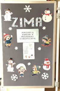 Na zdjęciu widać kolorową tablicę dekoracyjną o tematyce zimowej, prawdopodobnie znajdującą się w przedszkolu. Na środku dużymi, ozdobnymi literami ułożony jest napis „ZIMA”, wypełniony błyszczącymi elementami przypominającymi lód lub śnieg.

Pod napisem znajduje się kartka z informacją:
„POWITAMY JĄ WSPÓLNIE W PRZEDSZKOLU 22 GRUDNIA 2025 R.”
co oznacza, że dzieci będą wspólnie świętować pierwszy dzień zimy.

Cała tablica ozdobiona jest rysunkami i wycinankami przedstawiającymi bałwanki, dzieci w zimowych ubraniach, śnieżynki i gwiazdki. Postacie dzieci są uśmiechnięte, ubrane w czapki, szaliki i kurtki, co nadaje całości radosny, zimowy klimat.

Dekoracja jest kolorowa, estetyczna i przyjazna, idealna do przedszkolnej sali, by wprowadzić dzieci w atmosferę zimy i nadchodzących zimowych zabaw