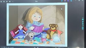 Na ilustracji widać dziewczynkę o jasnych włosach, która siedzi na łóżku lub fotelu i czyta książkę o fioletowej okładce. Uśmiecha się i wygląda na zadowoloną oraz skupioną. Przed nią, na kolorowym kocyku w kratkę, siedzą jej zabawki: lalka o rudych włosach w niebieskiej sukience, pluszowy piesek, szary kotek, miś z czerwoną kokardką oraz mały niebieski robot. Wszystkie zabawki są ustawione w rzędzie, jakby słuchały opowieści. Scena jest ciepła i przytulna, utrzymana w pastelowych barwach, tworząca atmosferę spokoju, bliskości i dziecięcej wyobraźni.