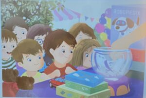 Na ilustracji widać grupę dzieci stojących przy stole, na którym odbywa się losowanie nagród. Dzieci z zaciekawieniem i ekscytacją patrzą na przezroczystą kulę, do której ktoś dorosły wkłada rękę, by wylosować karteczkę.

Na stole leżą kolorowe pudełka z zabawkami, a w tle widać plakat z napisem „ROBOPIESEK” i obrazkiem robota–pieska, który prawdopodobnie jest jedną z nagród. Wokół panuje radosna atmosfera – widać balony, kolorowe dekoracje i namiot, co sugeruje, że scena rozgrywa się podczas festynu lub pikniku rodzinnego.

Dzieci mają uśmiechnięte twarze i wyglądają na bardzo podekscytowane, czekając, kto zostanie zwycięzcą losowania