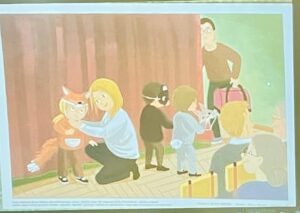 Na tym obrazku widzę ilustrację przedstawiającą scenę w przedszkolu lub sali zabaw:

Postacie:

Kobieta z jasnymi włosami (po lewej) w niebieskiej bluzce i ciemnych spodniach, klęcząca i trzymająca rudego lisa/kota
Dziecko w pomarańczowym stroju lisa z maską/czapką lisa, stojące obok kobiety
Dwoje dzieci w centrum - jedno w ciemnym ubraniu, drugie w jasnym, siedzące przy stoliku
Osoba dorosła po prawej w brązowej koszuli, stojąca przy stoliku z różową i żółtą torbą/plecakiem
Wyposażenie i otoczenie:

Drewniana podłoga z desek
Pomarańczowo-różowa ściana lub zasłona w tle
Zielona ściana po prawej stronie
Stolik z kolorowymi elementami (zielone, pomarańczowe, żółte)
Miski/naczynia na stole
Kolorowe pudełka/książki w prawym dolnym rogu (żółte, pomarańczowe)
Biały element (może zabawka) na podłodze po lewej
Styl i atmosfera:
Ilustracja wykonana w delikatnym, akwarelowym stylu z pastelowymi kolorami. Scena przedstawia aktywność grupową, prawdopodobnie zabawę tematyczną ze zwierzętami lub teatrzyk dla dzieci. Atmosfera jest ciepła, przyjazna i pełna ruchu, typowa dla ilustracji w książkach edukacyjnych dla dzieci.