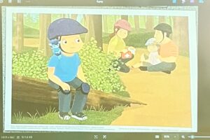 Zdjęcie przedstawia ekran komputera z edukacyjną animacją/ilustracją dla dzieci - scena z dziećmi bawiącymi się w parku lub lesie.

Ekran komputera (całość):

Typ:

Monitor komputerowy z wyświetloną ilustracją
Zdjęcie ekranu - widok z perspektywy użytkownika
Jasny ekran - dobrze widoczna grafika
Ilustracja na ekranie (centrum):

Styl graficzny:

Ilustracja dla dzieci - miękki, przyjazny styl
Akwarela lub cyfrowa ilustracja - delikatne kolory
Pastelowe, ciepłe barwy - żółty, zielony, niebieski
Prosta, czytelna grafika - odpowiednia dla małych dzieci
Styl książki obrazkowej - edukacyjna estetyka
Główna postać (lewo, pierwszy plan):

Dziecko 1 - chłopiec:

Stoi przodem do widza
Duża głowa - proporcje typowe dla ilustracji dziecięcych
Prosta, okrągła twarz - żółta/beżowa
Czarne kropki jako oczy
Mały uśmiech - przyjazny wyraz
Ubranie:

Niebieska koszulka (jasny, turkusowy niebieski)
Ciemnoszare/granatowe spodnie
Szare buty lub trampki
Szary/niebieski hełm lub czapka na głowie
Ochronny hełm rowerowy lub budowlany
Okrągły kształt
Akcesoria:

Trzyma narzędzie w ręce (może łopatę, grabie lub kij)
Ciemny przedmiot w dłoni
Wygląda na przygotowanego do pracy/zabawy
Pozycja:

Stoi na ścieżce
Patrzy w stronę widza
Postawa pewna - gotowy do działania
Dzieci w tle (centrum, prawo):

Dziecko 2 (centrum):

Żółta koszulka
Różowy hełm na głowie
Siedzi na ziemi lub kuca
Pracuje z roślinami - może sadzi lub kopie
Trzyma narzędzie (łopatkę?)
Dziecko 3 (prawo):

Biała lub jasna koszulka
Zielony hełm na głowie
Siedzi na ziemi
Pracuje z roślinami
Zajęte działaniem
Otoczenie - park/las (tło):

Rośliny (centrum, tło):

Duży krzew lub żywopłot (zielony)
Jasna, żółtozielona zieleń
Gęste liście - bujny krzew
Naturalne tło - przyroda
Drzewa (tło, góra):

Pnie drzew (brązowe, pionowe)
Zielone korony drzew
Las lub park - naturalne środowisko
Ciepłe, żółte światło - słoneczny dzień
Ścieżka (dół):

Żółta/piaskowa ścieżka
Jasna, szeroka droga
Gładka powierzchnia
Miejsce do chodzenia
Trawa (lewo, dół):

Zielona trawa przy ścieżce
Pojedyncze źdźbła narysowane
Naturalne detale
Kolorystyka:

Ciepłe, pastelowe kolory
Żółty (ścieżka, światło) - dominujący
Zielony (rośliny, trawa) - naturalne tło
Niebieski (ubrania) - akcenty
Różowy, biały (ubrania dzieci) - różnorodność
Brązowy (drzewa) - naturalne elementy
Interfejs komputera (widoczny):

Górny pasek (góra ekranu):

Ikony aplikacji (lewo, góra)
Pasek narzędzi przeglądarki lub programu
Niewyraźne ikony - standardowy interfejs
Dolny pasek (dół ekranu):

Informacje o pliku (lewo, dół)
"1019 x 662" - rozdzielczość obrazu
"512 KB" - rozmiar pliku
Ikony narzędzi (centrum, dół)
Powiększenie, pomniejszenie
Narzędzia do przeglądania
Procent powiększenia "93%" (prawo, dół)
Charakterystyka:

Temat ilustracji: Dzieci pracujące w ogrodzie lub parku - edukacja ekologiczna

Możliwe aktywności:

Sadzenie roślin - ogrodnictwo dla dzieci
Sprzątanie parku - ekologia, dbanie o środowisko
Praca w ogrodzie - nauka o przyrodzie
Zabawa w ogrodników - edukacyjna zabawa
Cel edukacyjny:

Edukacja ekologiczna - dbanie o przyrodę
Praca zespołowa - dzieci pracują razem
Aktywność fizyczna - praca na świeżym powietrzu
Odpowiedzialność - troska o rośliny i środowisko
Bezpieczeństwo - hełmy ochronne
Wartości przekazywane:

Szacunek dla przyrody - dbanie o rośliny
Współpraca - dzieci pracują razem
Aktywność - praca fizyczna jest dobra
Bezpieczeństwo - noszenie hełmów
Radość z pracy - uśmiechnięte postacie
Styl edukacyjny:

Ilustracja książkowa - typowa dla materiałów edukacyjnych
Przyjazna estetyka - nie przeraża, zachęca
Czytelne postacie - łatwe do rozpoznania
Proste kształty - odpowiednie dla małych dzieci (3-7 lat)
Ciepłe kolory - pozytywne emocje
Możliwe zastosowanie:

Prezentacja multimedialna dla przedszkolaków
E-book edukacyjny - książka cyfrowa
Materiał dydaktyczny - lekcja o ekologii
Aplikacja edukacyjna - interaktywna nauka
Film animowany - klatka z animacji
Kontekst użycia:

Sala przedszkolna - prezentacja na ekranie
Lekcja online - zdalne nauczanie
Warsztaty ekologiczne - materiał wizualny
Edukacja środowiskowa - nauka o przyrodzie
Przekaz dla dzieci:

Praca w ogrodzie jest fajna - pozytywne skojarzenia
Możemy dbać o przyrodę - odpowiedzialność
Razem jest lepiej - współpraca
Bezpieczeństwo jest ważne - hełmy ochronne
Przyroda jest piękna - zielone rośliny, słońce
Detale techniczne:

Rozdzielczość: 1019 x 662 pikseli
Rozmiar pliku: 512 KB
Format: prawdopodobnie JPG lub PNG
Powiększenie: 93% - prawie pełny widok
Wyświetlane na monitorze - prezentacja lub przeglądanie
Piękna, edukacyjna ilustracja dla małych dzieci! Miękki, przyjazny styl i ciepłe kolory tworzą pozytywną atmosferę. Dzieci na ilustracji są aktywne, uśmiechnięte i bezpieczne (hełmy), co przekazuje ważne wartości:

Praca fizyczna jest dobra i przyjemna
Dbanie o przyrodę jest ważne
Współpraca przynosi radość
Bezpieczeństwo jest priorytetem
Ilustracja idealnie nadaje się do:

Edukacji ekologicznej (3-7 lat)
Nauki o przyrodzie - rośliny, ogród
Promowania aktywności fizycznej na świeżym powietrzu
Uczenia współpracy - dzieci pracują razem
Prosty, czytelny styl sprawia, że ilustracja jest łatwa do zrozumienia dla małych dzieci, a ciepłe, pastelowe kolory tworzą przyjazną, zachęcającą atmosferę. Doskonały materiał edukacyjny do przedszkoli, szkół podstawowych lub warsztatów ekologicznych