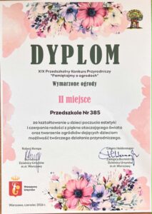 Zdjęcie przedstawia dyplom z motywem kwiatowym. Na środku duży napis „DYPLOM”, poniżej informacja o konkursie „Wymarzone ogrody” i zajęciu II miejsca przez Przedszkole nr 385. Dokument jest ozdobiony pastelowymi kwiatami u góry i na dole.